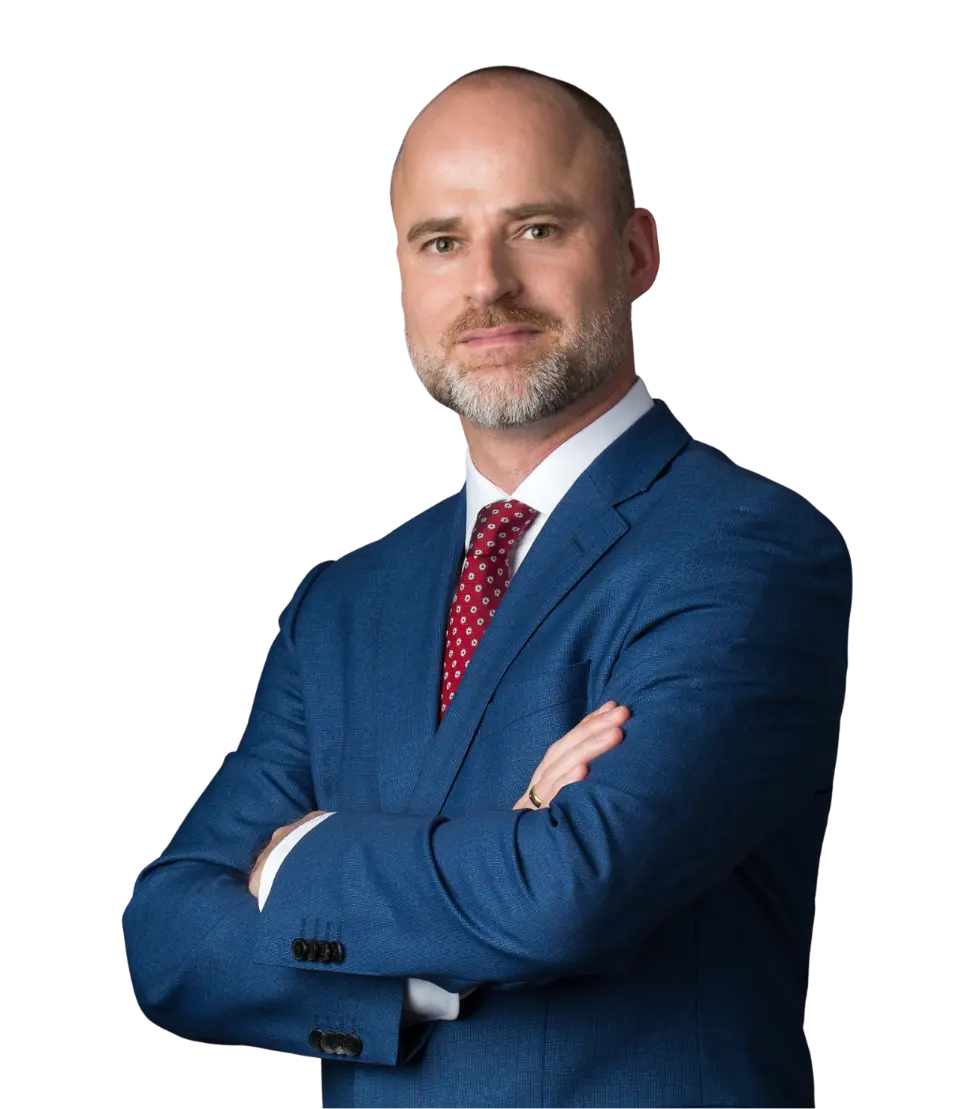 Ein Operating Partner steht gemeinsam mit einem interdisziplinären Team an einem großen Konferenztisch. Im Mittelpunkt: ein lebendiger Austausch, bei dem der Operating Partner aktiv zuhört, Impulse gibt und mit klarer Körpersprache Leadership vorlebt. Auf einem digitalen Whiteboard werden gemeinsam Strategien entwickelt, während die Teammitglieder engagiert Ideen einbringen. Die Atmosphäre vermittelt Offenheit, Vertrauen und zielgerichtete Zusammenarbeit – Leadership und Kollaboration werden sichtbar gelebt.